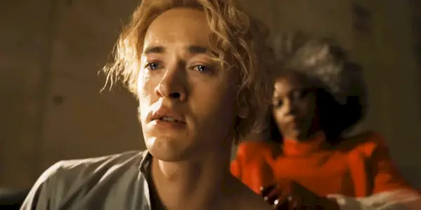 Snow (Tom Blyth) weint, während Dr. Gaul (Viola Davis) in Ballad of Songbirds and Snakes seinen Rücken zunäht