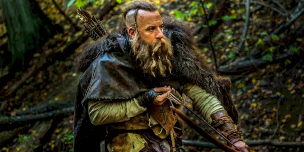 Kaulder naciąga łuk podczas przechadzki po lesie w The Last Witch Hunter