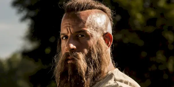Vin Diesel wpatrujący się w bok w „Ostatnim łowcy czarownic”.