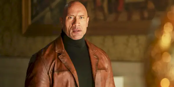 Dwayne Johnson wpatrujący się w złote jajko w „Red Notice”.
