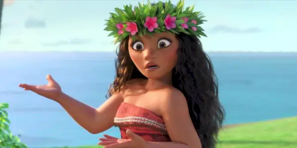 Moana wygląda na zdezorientowaną i gestykuluje ramieniem.