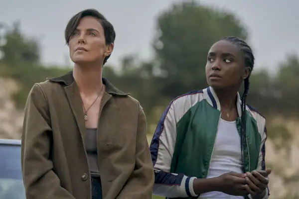 Charlize Theron e Kiki Layne nella Vecchia Guardia