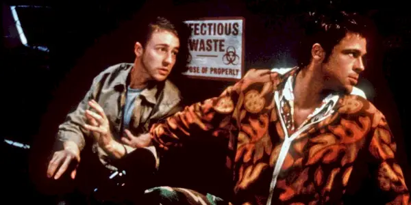 Rozprávač a Tyler Durden sa plížia okolo kontajnera v Klube bitkárov