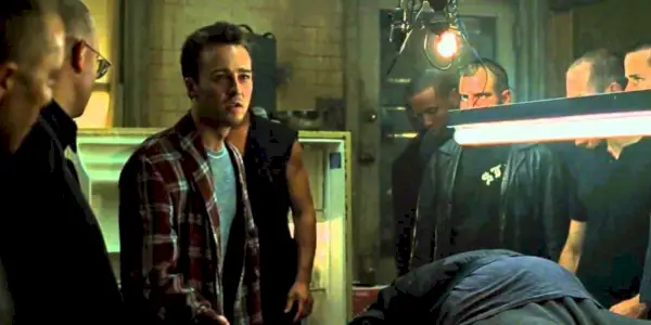 Edward Norton vyzerá rozrušený nad mŕtvym telom z Klubu bitkárov