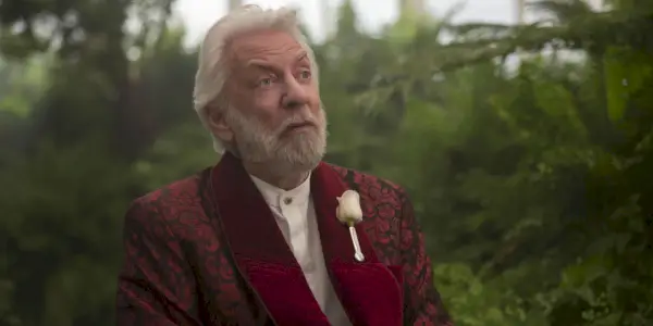 Prezident Snow ve své růžové zahradě v Hunger Games