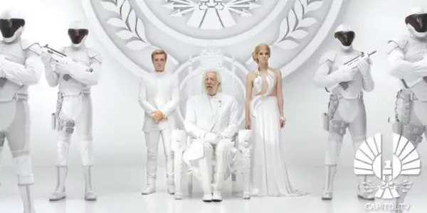 Peeta a Johanna stáli po boku prezidenta Snowa