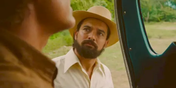 Alejandro Edda som Jorge Ochoa ser mistenksom ut i American Made.