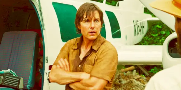 Tom Cruise med armene i kors som Barry Seal i American Made.