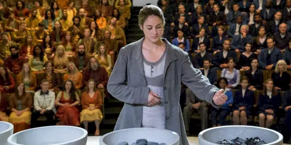 Tris de Divergente à la cérémonie de choix dans ses vêtements d'abnégation