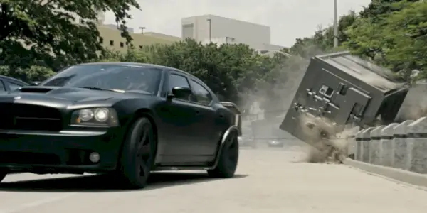 Um carro arrasta um cofre pelas ruas em Fast Five