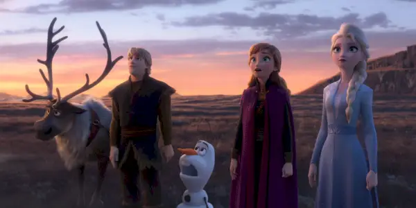Sven, Kristoff, Olaf, Anna y Elsa miran sorprendidos en Frozen 2