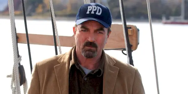 Jesse Stone v šiltovke vo filme Sea Change.
