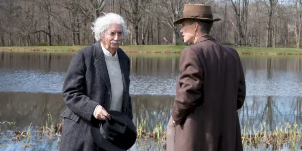 Einstein und Oppenheimer unterhalten sich an einem See in Oppenheimer