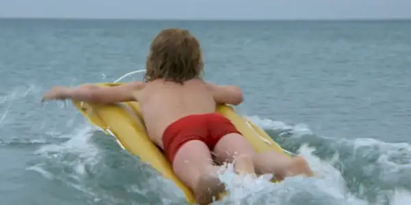 Alex Kintner wypływa do oceanu w Szczękach (1975)