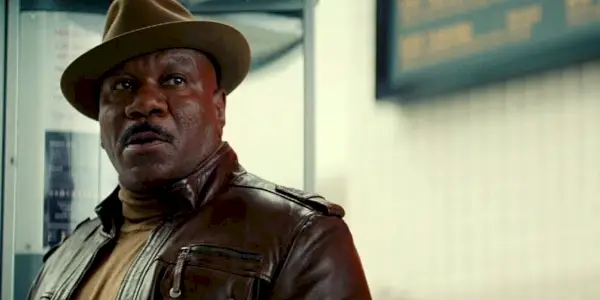 Luther iført en hatt og en skinnjakke i Mission: Impossible Rogue Nation
