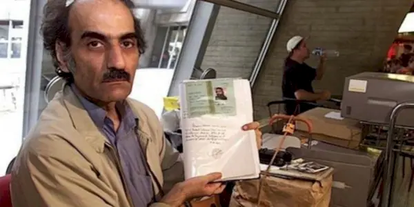 Mehram Nasseri drží dokument na letišti Charlese De Gaulla