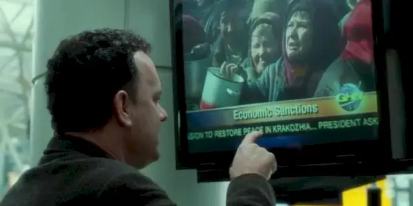 Tom Hanks ukazuje na televizi v Terminálu