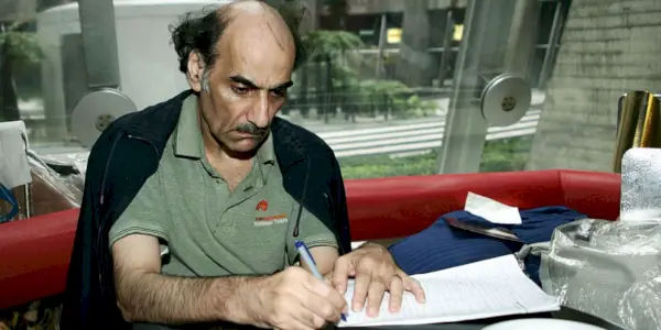 Mehran Karimi Nasseri něco píše