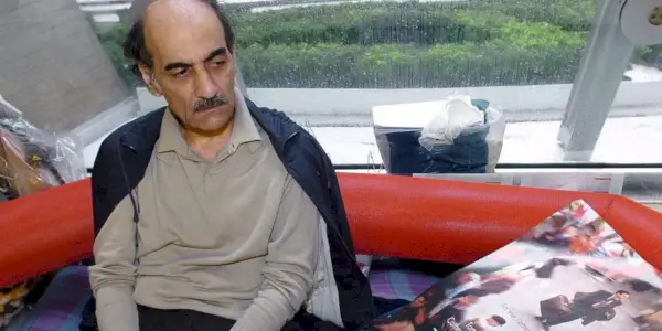 Mehran Karimi Nasseri při pohledu na plakát The Terminal