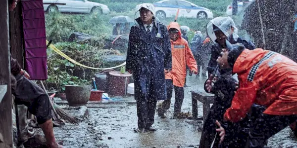 Jong-goo stojaci v daždi v The Wailing