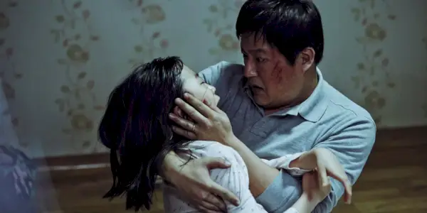 Jong-goo drží Hyo-jin v The Wailing
