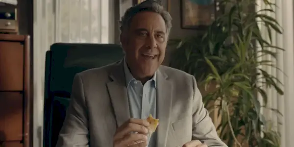 Brad Garrett v High Desert na Apple TV Plus.