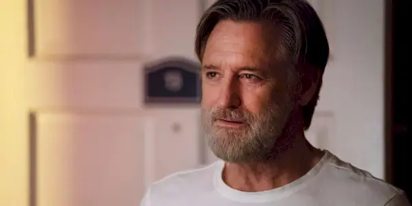 Bill Pullman se dívá v The Sinner