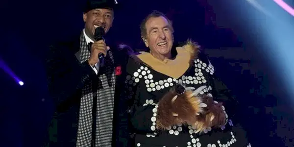 The Masked Singer hostují Nick Cannon a Eric Idle jako Ježek