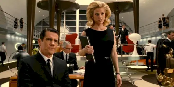 Josh Brolin a Alice Eve ve filmu Muži v černém 3