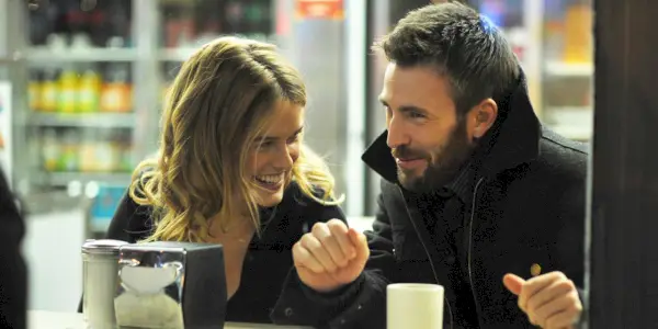 Kopie filmu Než odejdeme Alice Eve a Chris Evans se smějí a popíjejí kávu