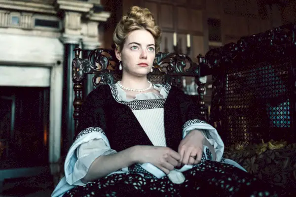 Emma Stone jako Abigail Masham v The Favorite