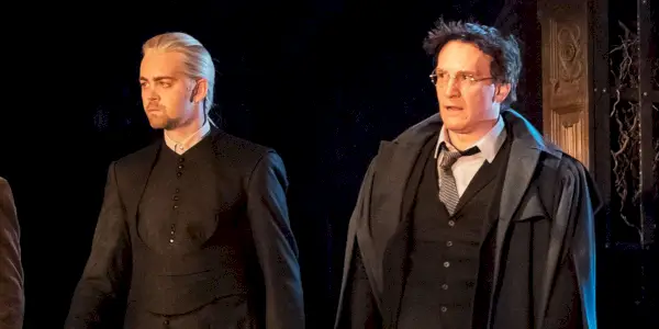 Alex Price ako Draco Malfoy a Jamie Parker ako Harry Potter vo filme Harry Potter a prekliate dieťa