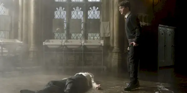 Harry používa Sectumsempra na Draca Malfoya na Malfoya vo filme Princ dvojakej krvi
