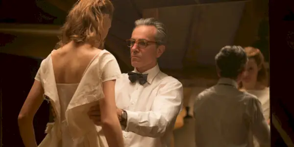 Reynolds måler Alma i Phantom Thread
