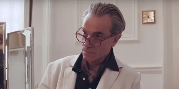 Daniel Day Lewis iført briller i Phantom Thread