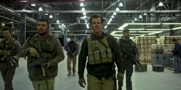 Matt geht durch ein Lagerhaus in Sicario 2, Tag des Soldado