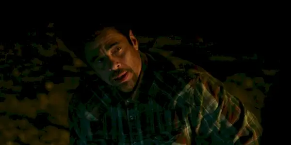 Benicio del Toro als Alejandro, der in Sicario 2 nach oben schaut