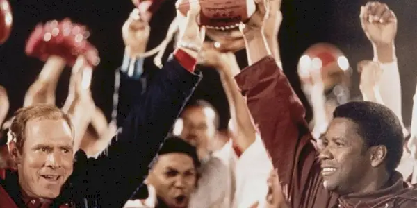 Træner Yoast og Coach Boone holder en fodbold i Remember the Titans.