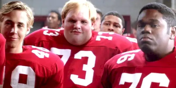 Tre spillere smiler i deres fodbolddragter i Remeber the Titans.