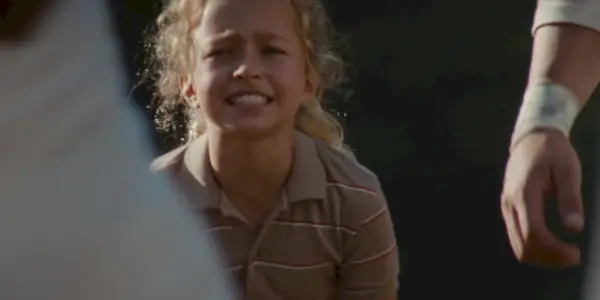 Sheryl råber ad en spiller i Remeber the Titans.