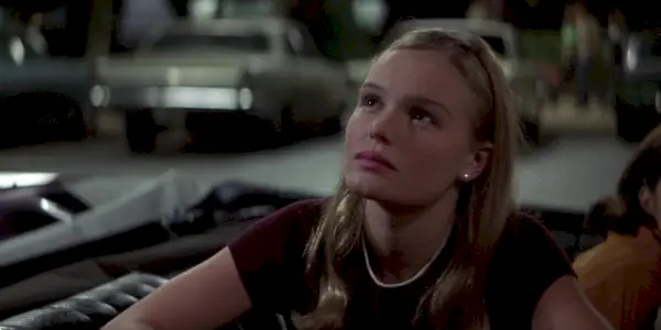 Emma kigger vredt på en fra en bil i Remember the Titans.