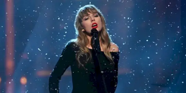 Taylor Swift si esibisce in All Too Well su SNL.