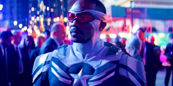 Jonathan Majors ako Victor Timely vo filme Ant-Man and the Wasp Quantumania sa pozerá do kamery