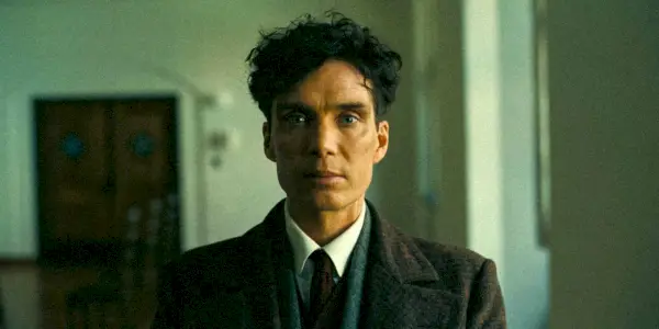 Cillian Murphy como J. Robert Oppenheimer olha para a câmera desgrenhada em Oppenheimer.