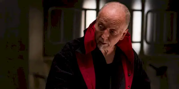 Tobin Bell iført kappe i Jigsaw