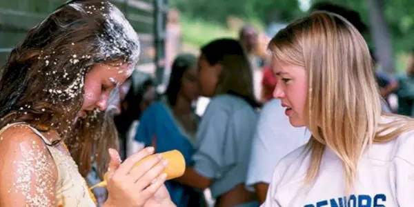Renee Zellweger arrojando mostaza a alguien en Aturdido y confundido
