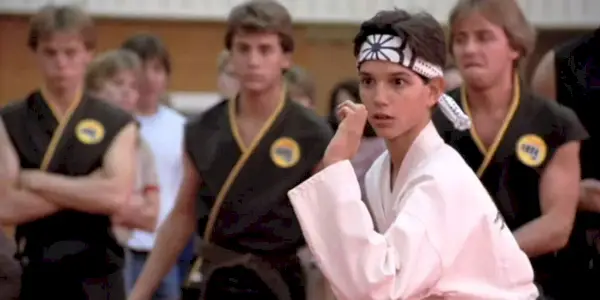 Daniel (Ralph Macchio) v šatke na turnaji v karate v The Karate Kid
