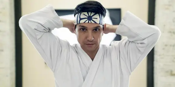 Ralph Macchio ako Daniel LaRusso si oblieka šatku Miyagi-Do v Cobra Kai