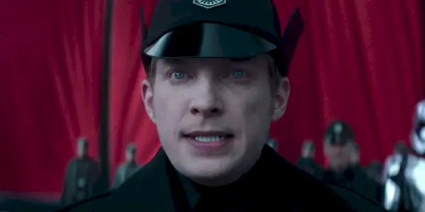 General Hux holder en tale til den første orden før Hosnian Catyclysm i Star Wars The Force Awakens