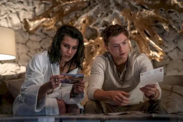 Tom Holland como Nathan Drake y Sophia Taylor Ali como Chloe en Uncharted